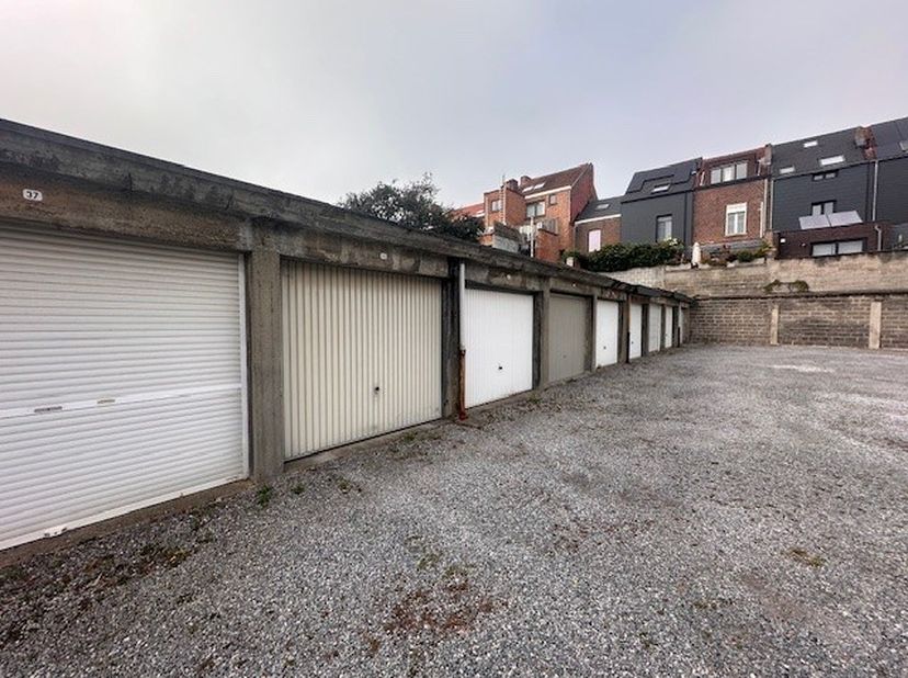 Gesloten garagebox in het centrum van Leuven, gelegen aan de Kapucijnenvoer 84. <br />
De garage nr 39 maakt deel uit van een verzorgd complex met 54