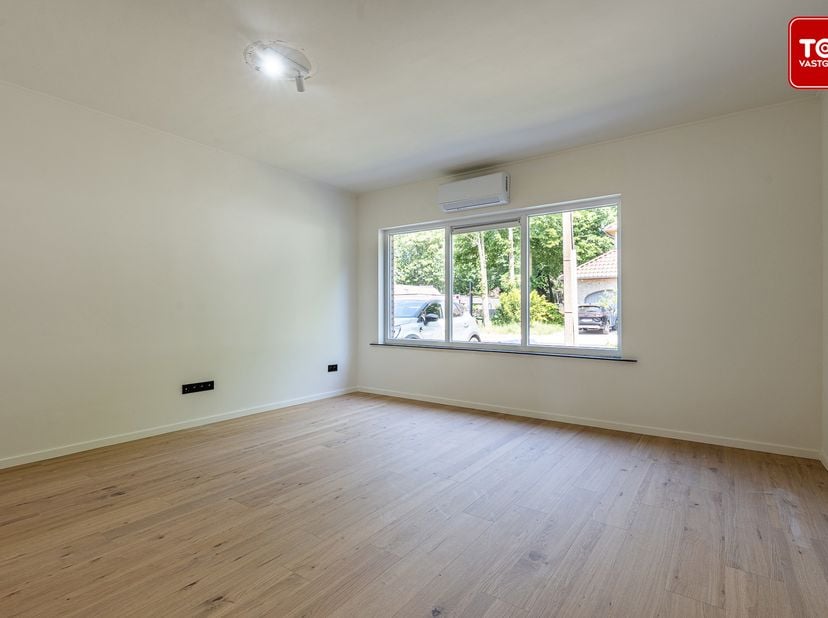 Volledig gerenoveerd gelijkvloers appartement met 1 slaapkamer en tuin, gunstig gelegen nabij winkels, openbaar vervoer en scholen. <br />
Dit apparte