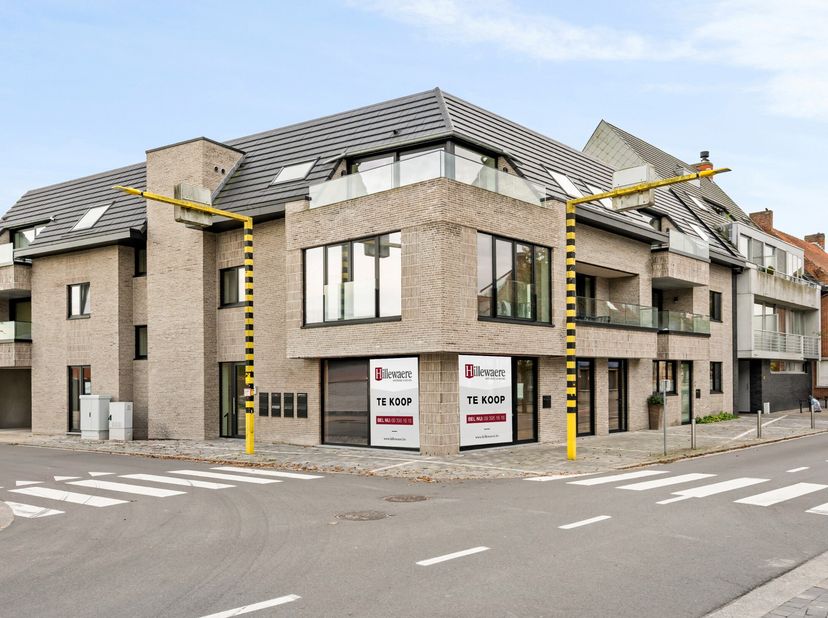 Bent u op zoek naar een commerciële ruimte in een charmante en goed bereikbare omgeving?<br />
Deze handelsruimte/ kantoor in Oosteeklo biedt u alle m