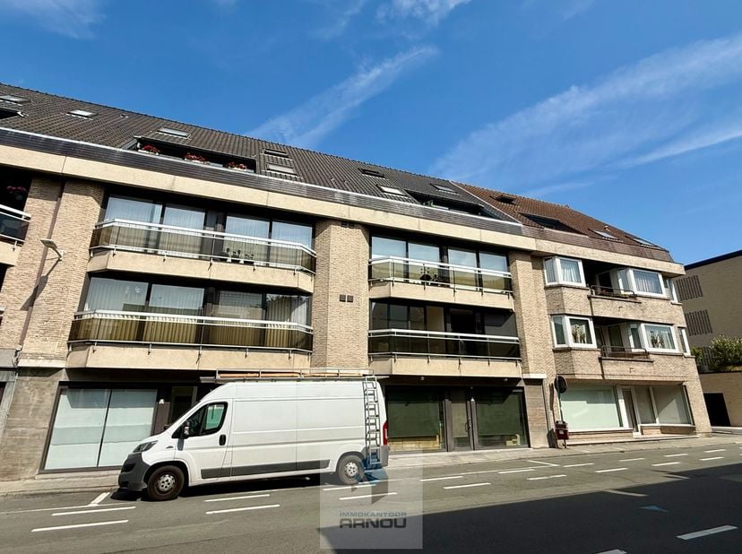 Op een boogscheut van de Markt van Deinze bevindt zich dit ruime duplex-appartement met een praktische indeling en twee aangename terrassen, zowel aan