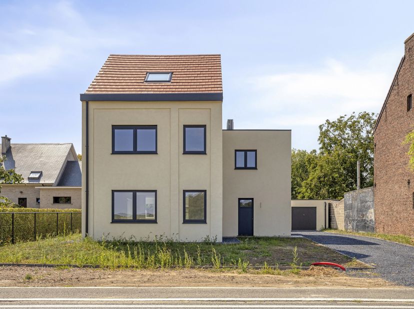 Ontdek deze volledig gerenoveerde woning in Tielt-Winge, waar hedendaags wooncomfort, ruimte en een uitstekende ligging perfect samenkomen. Met maar l