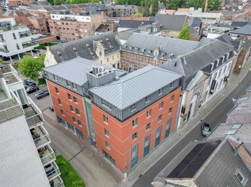 In het hart van Sint-Truiden bevindt zich dit moderne appartement van 111 m². Het beschikt over twee ruime slaapkamers en is ideaal voor gezinnen, kop