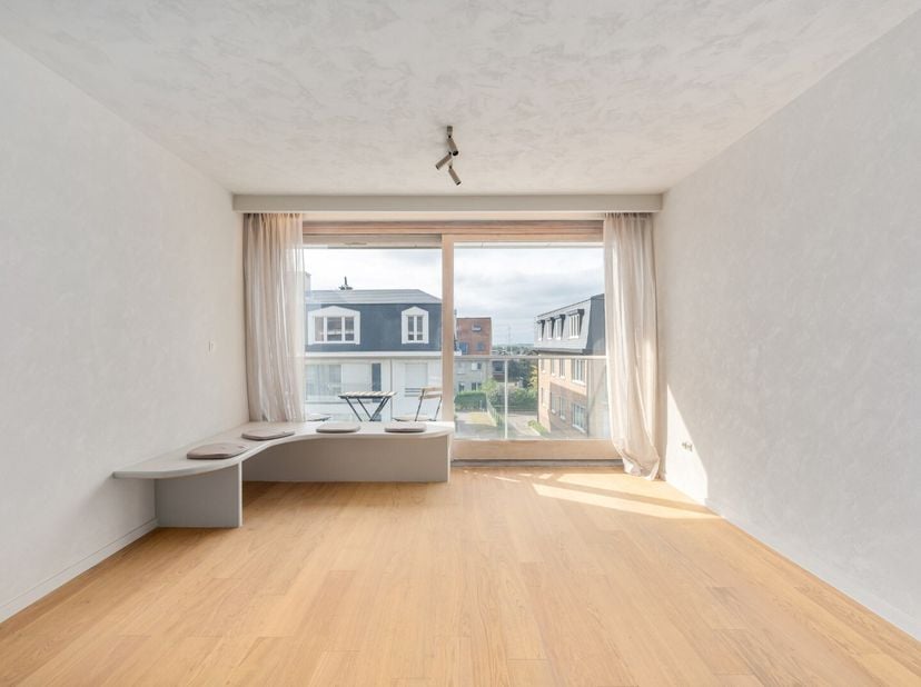 Ontdek dit prachtig vernieuwde 1-slaapkamerappartement in residentie Sombrero, afgewerkt met oog voor detail en een moderne betonlookstijl.<br />
De l