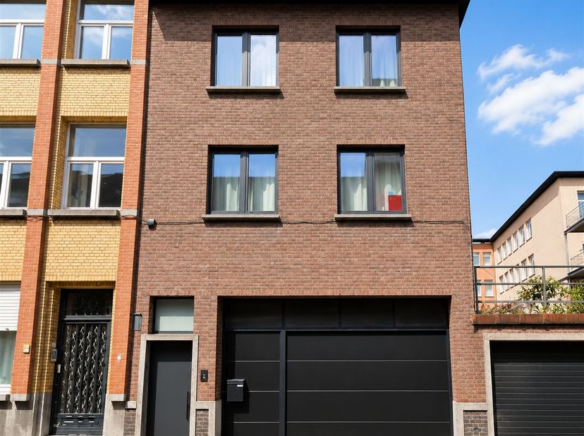 Cette maison est idéalement située à quelques minutes à pied de la gare et du centre-ville de Malines.<br />
Commerces, écoles, transports en commun