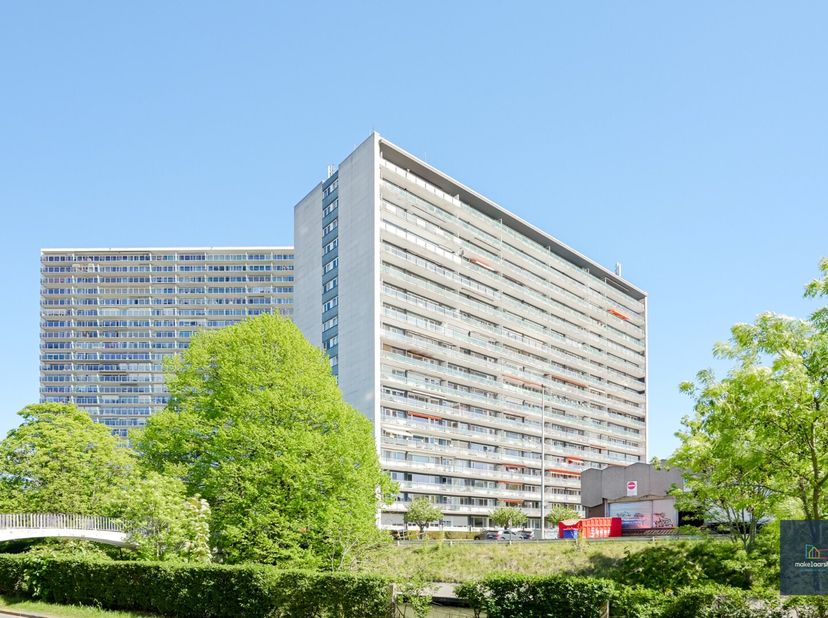 Deze aangename studio is gelegen op de 17de verdieping van de verzorgde residentie "Ter Leie" en biedt een uitzonderlijk open en rustgevend uitzicht o