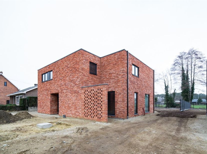 Ontdek deze moderne en tijdloze woning in een rustige, groene buurt op wandelafstand van het centrum van Koersel.<br />
De woningen is ontworpen met m