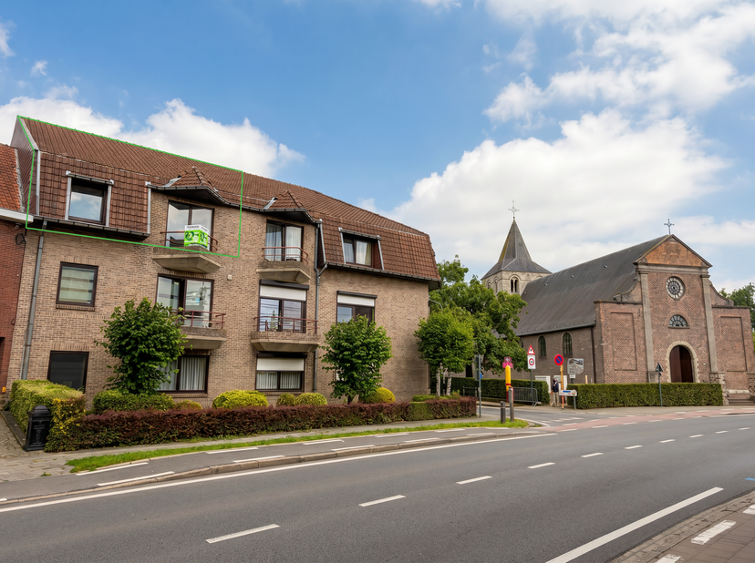 Centraal gelegen appartement met garagebox in het hart van Rekkem<br />
Dit verzorgde appartement bevindt zich op de tweede verdieping van een rustig