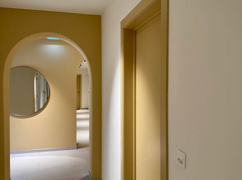 Magnifique appartement de plain-pied avec 2 chambres, une place de parking et un grand jardin, dans un emplacement de choix !<br />
Situation<br />
Ce