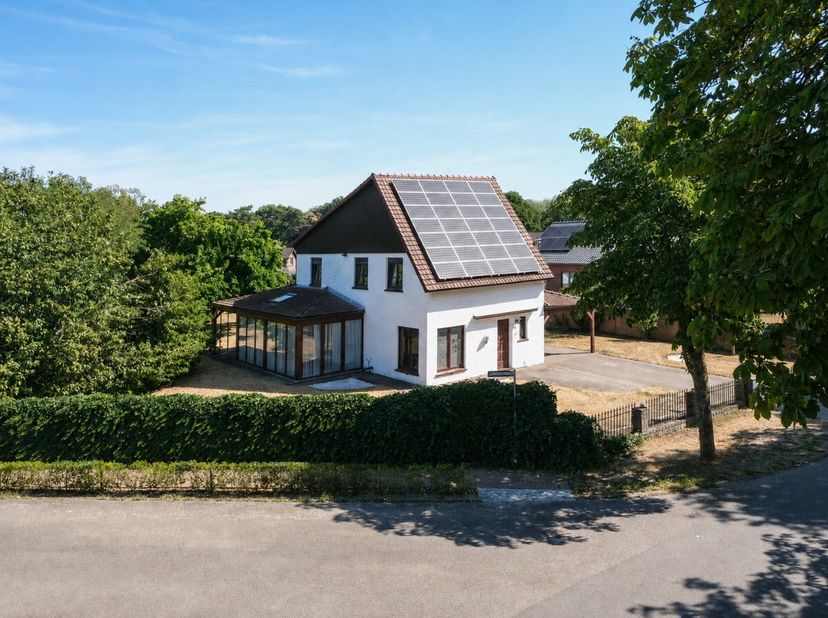 In de rustige Hortensiastraat in Houthalen-Helchteren bevindt zich deze ruime en veelzijdige gezinswoning op een mooi perceel van maar liefst 11a. De