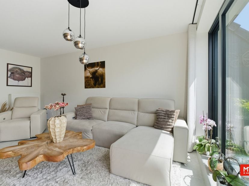 In het centrum van Zonnebeke en op wandelafstand van alle voorzieningen treffen we dit recent en instapklaar appartement. Het appartement geniet van e