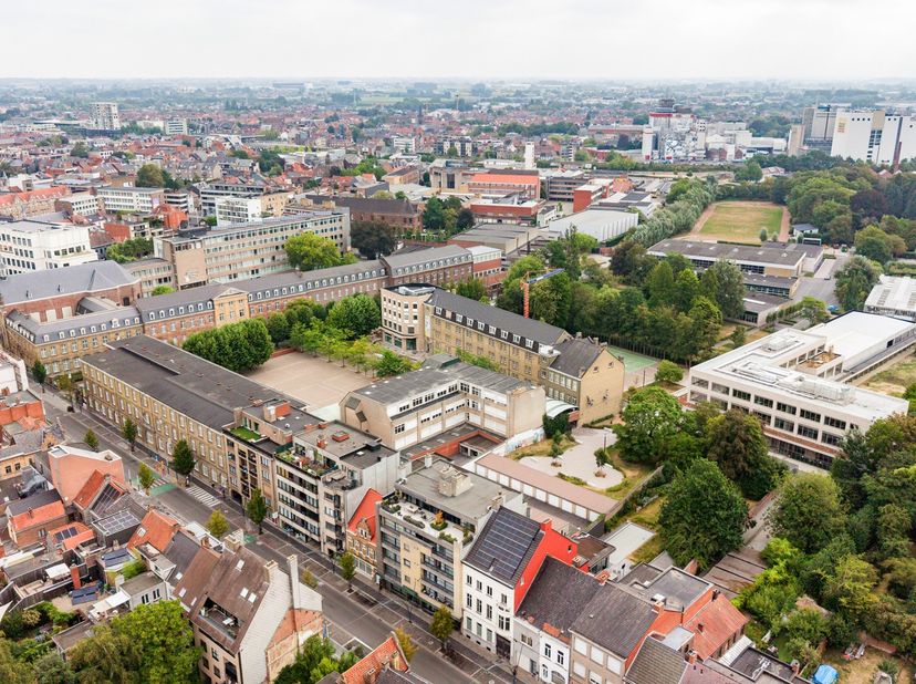 Ruimte, licht en privacy. Dat is exact wat je mag verwachten van dit prachtige 3-slaapkamer appartement van maar liefst 129m², gelegen op de vierde ve