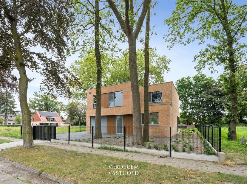 C'est dans la paisible et verdoyante Sanderuslaan, bordée de majestueux arbres centenaires, que se trouve cette villa neuve d'exception.<br />
Vous y