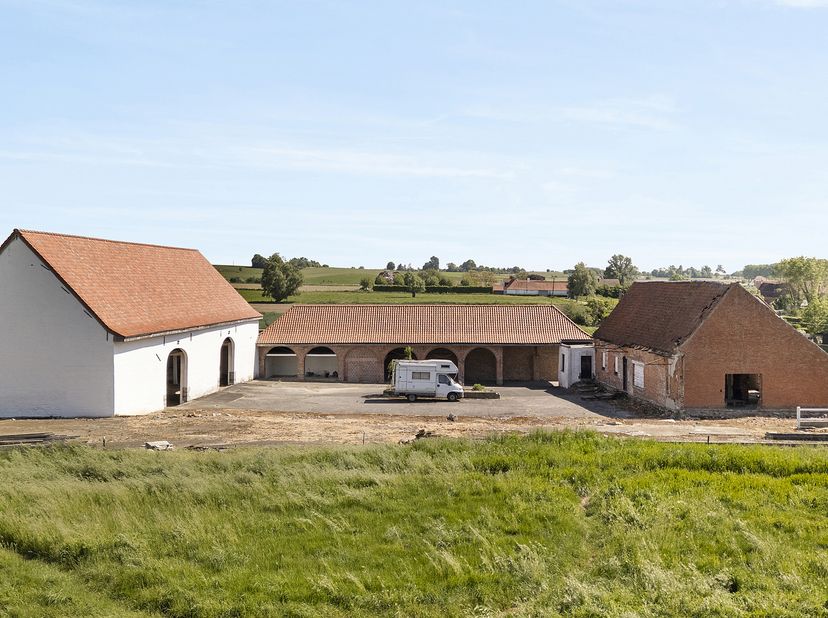 Authentieke vierkantshoeve op een terrein van 8.064 m² in het rustige dorp Mourcourt<br />
Gelegen in het charmante en rustige dorp Mourcourt, staat d