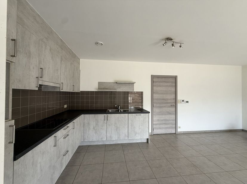 Modern en recent appartement binnen residentie 't Dorp gelegen midden in de dorpskern van Vorst-Laakdal<br />
Het appartement is als volgt ingedeeld:<