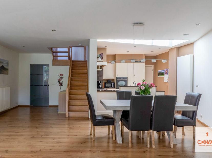 Deze woning is gelegen aan de rand van Gent met Mariakerke, nabij natuurreservaat Bourgoyen-Ossemeersen. U vindt verschillende winkels en scholen in d