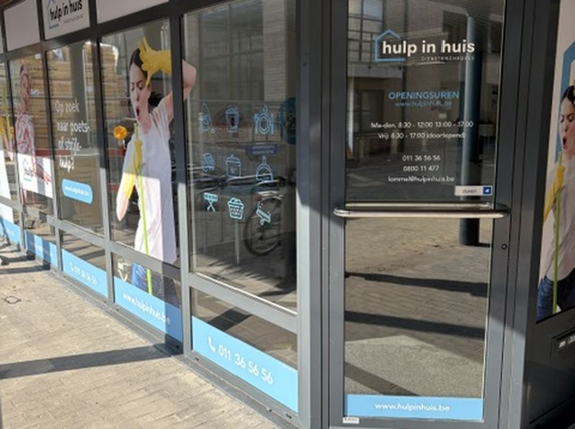 TE HUUR LOMMEL: HANDELSPAND MET TOPLIGGING BIJ GLAZEN HUIS<br />
<br />
De Vryheyt nr 5, commercieel handelspand van 100m2, met directe aansluiting op