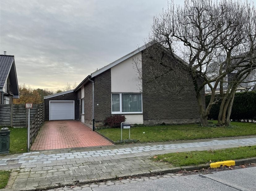 Mooi gelegen alleenstaande woning in omgeving van stadspark, winkels, autosnelweg, scholen en sportcentrum : inkom, ruime living , grote ingerichte ee