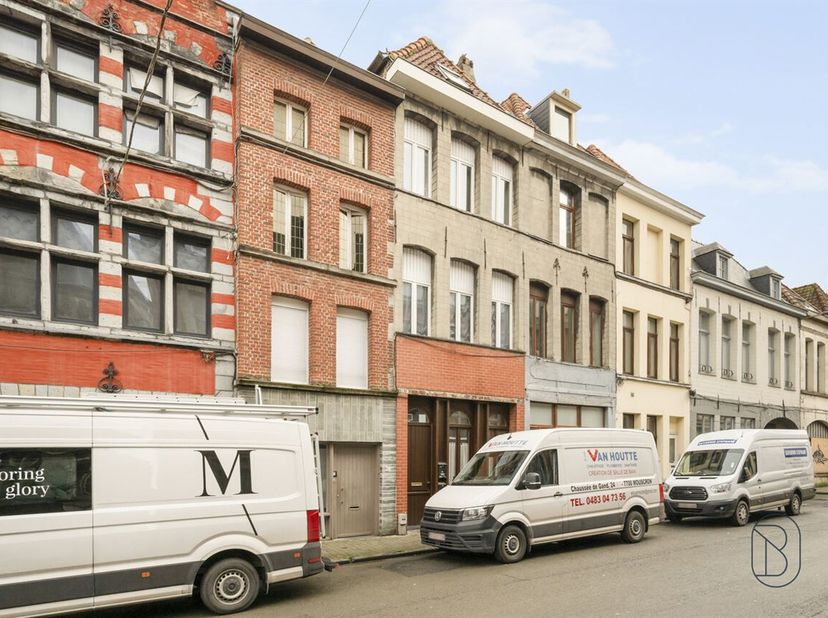 Gelegen nabij alle voorzieningen in het hart van Tournai en op een steenworp van de bastions, bestaat dit volledig onderkelderde opbrengsteigendom, da