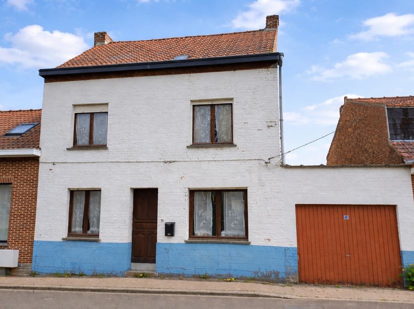 Deze woning is ideaal gelegen in een rustige, landelijke omgeving en biedt tegelijk een vlotte verbinding naar belangrijke invalswegen. Met zijn charm