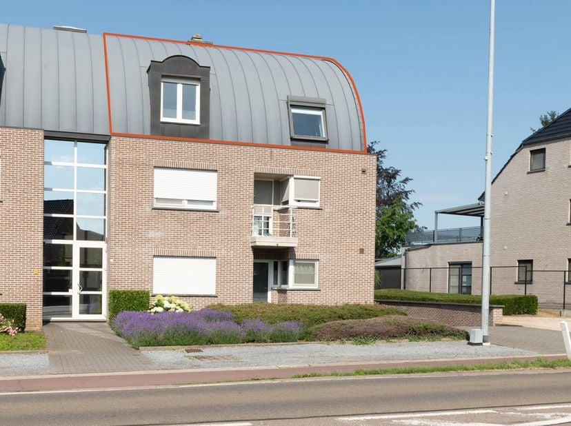 Huurprijs: € 800 + € 50 kosten/maand<br />
Dit verzorgde appartement biedt een aangename combinatie van ruimte, comfort en een praktische indeling. Ge