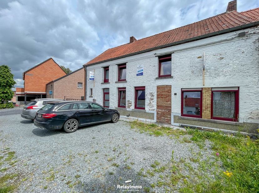 Aantrekkelijk, groot huis met drie verdiepingen met 230 m2 woonoppervlak, 5 slaapkamers, 130 m² bijgebouwen en terras, gelegen op een aantrekkelijk te