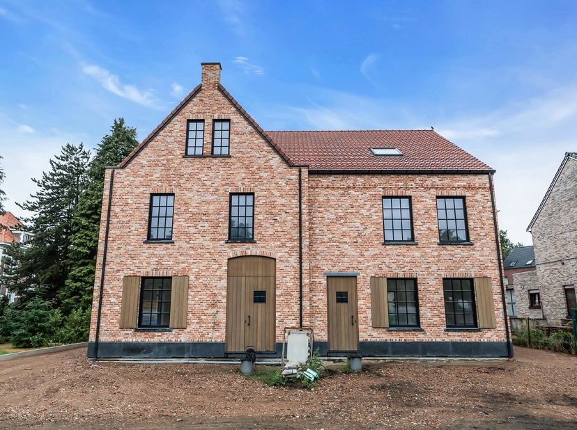 Op een centrale en vlot bereikbare locatie aan de Koolmijnlaan in Koersel wordt deze royale nieuwbouw pastorijwoning gerealiseerd. De stijlvolle halfo