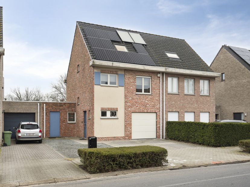De woning die we te koop aanbieden in Stabroek geniet een centrale ligging op de Grote Molenweg vlakbij alle belangrijke voorzieningen zoals scholen/w