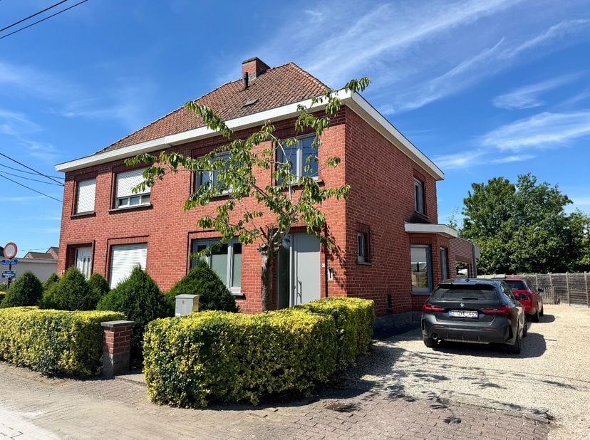 Deze gerenoveerde halfopen woning is voorzien van een inkomhal met trap, gastentoilet, leefruimte, badkamer en kelder op het gelijkvloers. De keuken h