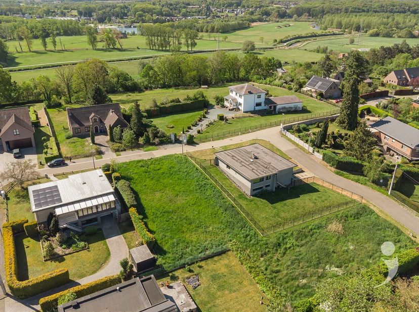 Op zoek naar een uitzonderlijke bouwgrond voor uw droomwoning? Dit perceel voor open bebouwing, gelegen langs de Doornbergstraat 32 in Langdorp, biedt