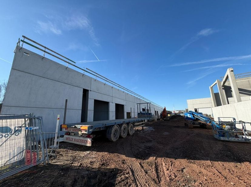 Unité PME neuve de 864&amp;nbsp;m² avec mezzanine de 283&amp;nbsp;m² à louer<br />
Excellente situation le long de la fréquentée Mechelsesteenweg (N26), avec