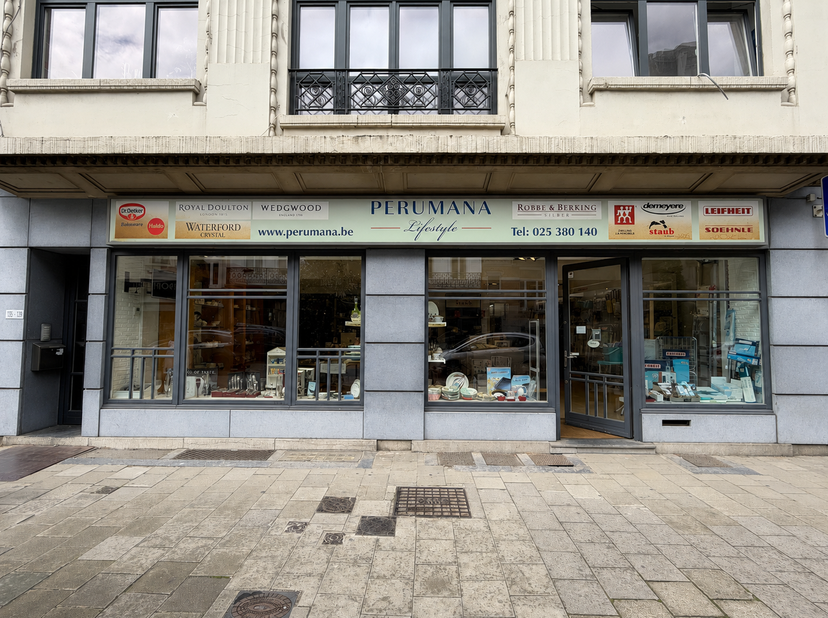Située sur la Rue Defacqz, à deux pas de l'Avenue Louise et de la Place Stéphanie, cette surface commerciale bénéficie d'un emplacement de choix et d'