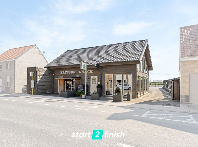 Dit veelzijdige commercieel pand in Pervijze (Diksmuide) biedt een uitstekende kans voor ondernemers die op zoek zijn naar een instapklare horecazaak