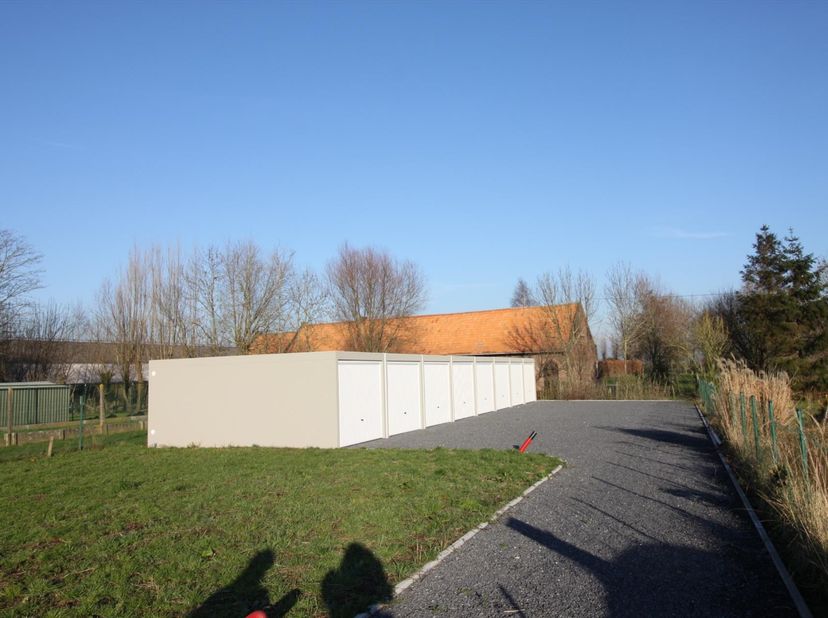 Deze garage is gelegen nabij het centrum van Staden. <br />
Beschikbaar vanaf 01/08/2026