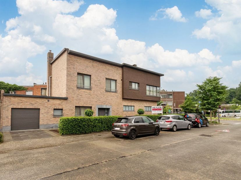 Deze riante en instapklare woning is gelegen in de Petrus De Beuckelaerlaan te Deurne, op een centrale maar rustige locatie.<br />
De woning werd in 2