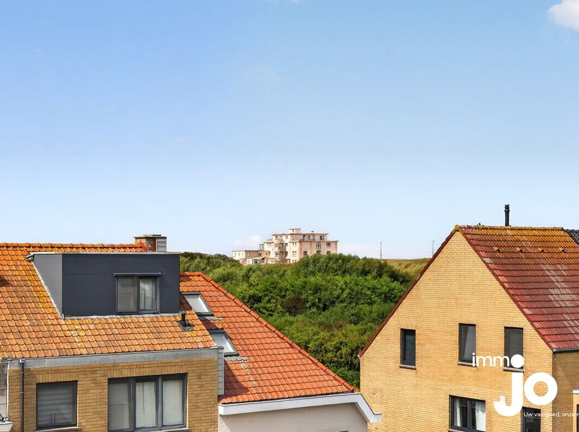Dit mooi afgewerkte appartement is gelegen in Raversijde, op een uitstekende locatie vlak bij natuurgebied, strand, zee en duinen. Dankzij de ligging