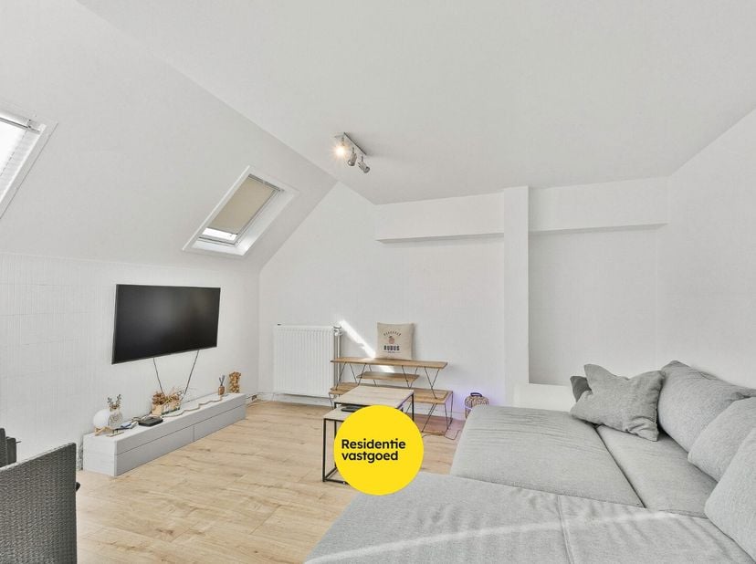 Dit op te frissen duplex-appartement biedt een uitstekende combinatie van ruimte, lichtinval en een centrale ligging. Dankzij de praktische indeling e