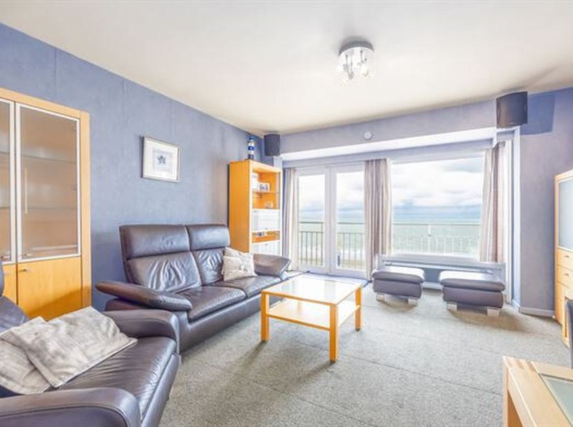 Dit gemeubeld appartement, gelegen op de negende verdieping van residentie Sun Beach, biedt een unieke combinatie van ruimte, lichtinval en een pracht