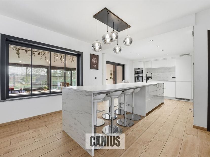 Gerenoveerde vrijstaande woning met 4 slaapkamers en gezellige tuin te koop in Walshoutem<br />
Deze prachtige vrijstaande woning uit de jaren 60 onde