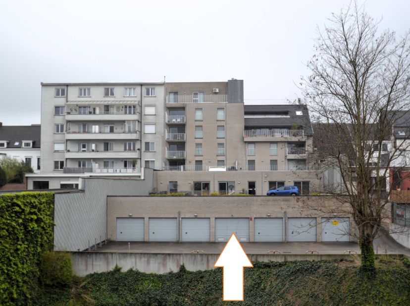 Veilige en centraal gelegen garagebox te koop in Harelbeke<br />
Zoek je een stressvrije parkeerplek in het centrum van Harelbeke? Deze vlot bereikbar