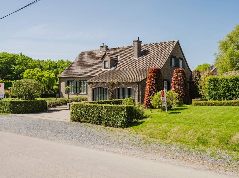 Cette belle villa située dans la Leuzestraat 32 à Bellegem est exceptionnellement calme, près de Bellegembos. La rue a un caractère ouvert et spacieux