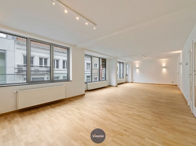 Volledig gerenoveerde Kantoorruimte centrum Oostende - totale oppervlakte 150 m² - gelegen pal in het stadscentrum nabij het station - volledige 2e ve