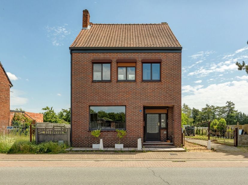 TE RENOVEREN GEZINSWONING MET 3 SLAAPKAMERS, RUIME LEEFRUIMTE, APARTE GARAGE OP EEN PERCEEL VAN MAAR LIEFST 10A39CA NET BUITEN HET CENTRUM VAN LANAKEN