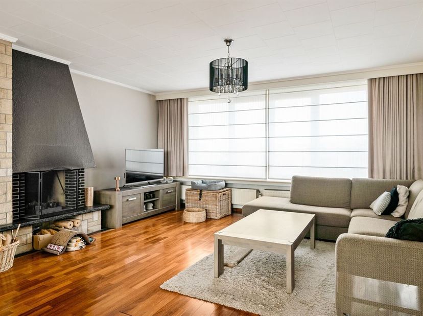 Op de bovenste verdieping van een verzorgd residentieel gebouw aan de Bisschoppenhoflaan in Deurne bevindt zich dit instapklare dakappartement van ca.