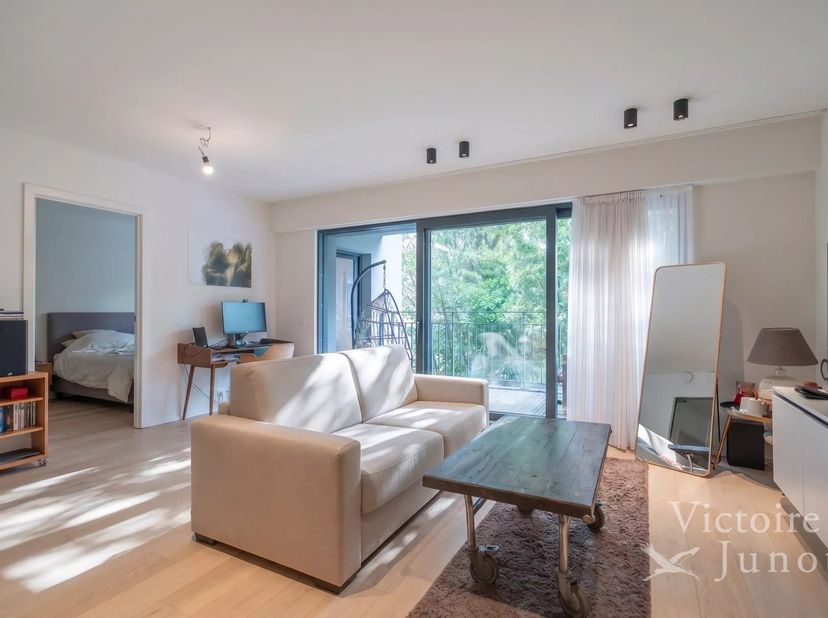 Victoire Junot stelt u dit mooie, bijna nieuwe appartement voor, gelegen op de eerste verdieping van een gebouw uit 2021, met alle comfort van een rec