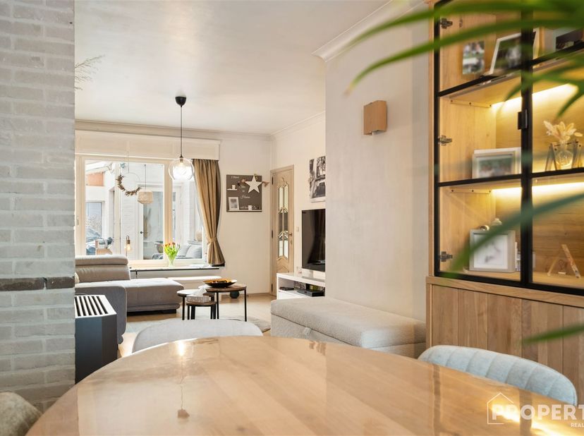 Deze aangename gezinswoning combineert ruimte en comfort in een rustige woonomgeving. <br />
<br />
Ligging:<br />
<br />
De woning is gelegen in d