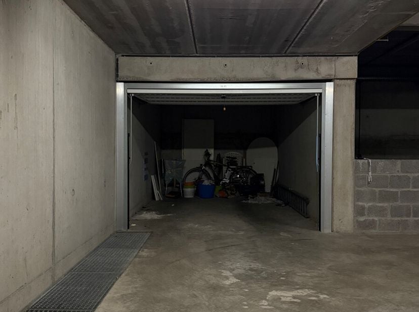 La Panne : Spacieux garage à vendre au centre de La Panne Découvrez ce garage idéalement situé, bénéficiant dun emplacement central et facilement acce