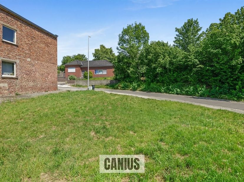 TERRAIN À BÂTIR POUR UNE CONSTRUCTION SEMI-OUVERTE - 2A 18CA<br />
Vous recherchez un terrain à bâtir dans un cadre champêtre et facilement accessible