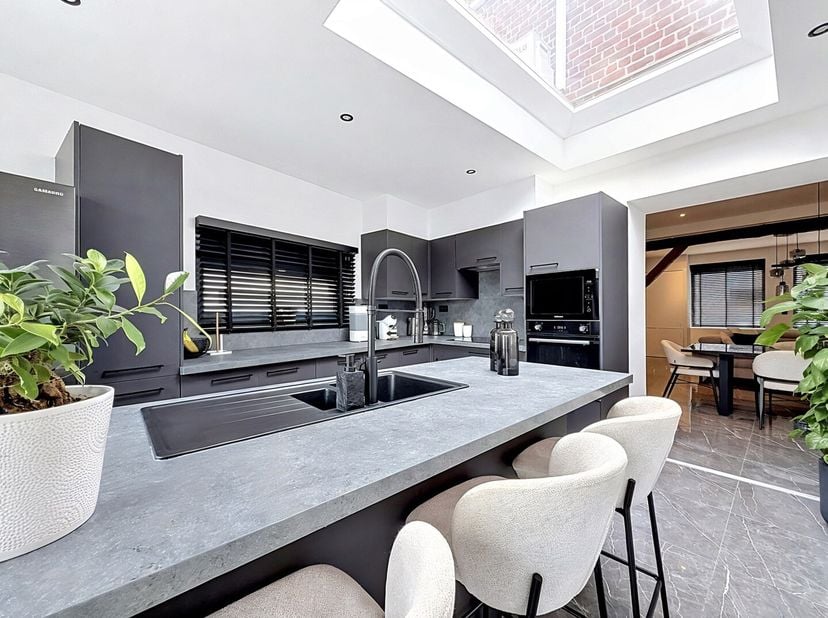 Bent u op zoek naar een instapklare woning met moderne afwerking, veel lichtinval en een dubbele garage? Deze volledig gerenoveerde halfopen bebouwing