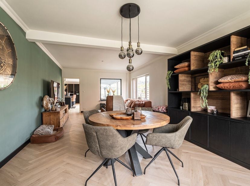 Instapklare woning met 4 slpk. te Minderhout<br />
INDELING:<br />
- Inkomhal met gastentoilet<br />
- Ruime woonkamer<br />
- Volledig uitgeruste lee