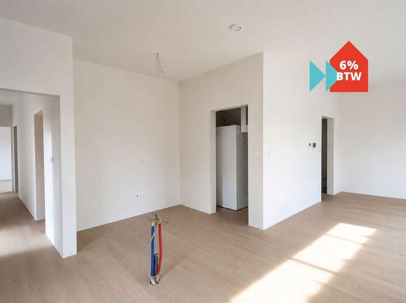 Ben je op zoek naar een instapklaar en energiezuinig gelijkvloers appartement met twee ruime slaapkamers en een tuintje, centraal gelegen en toch rust